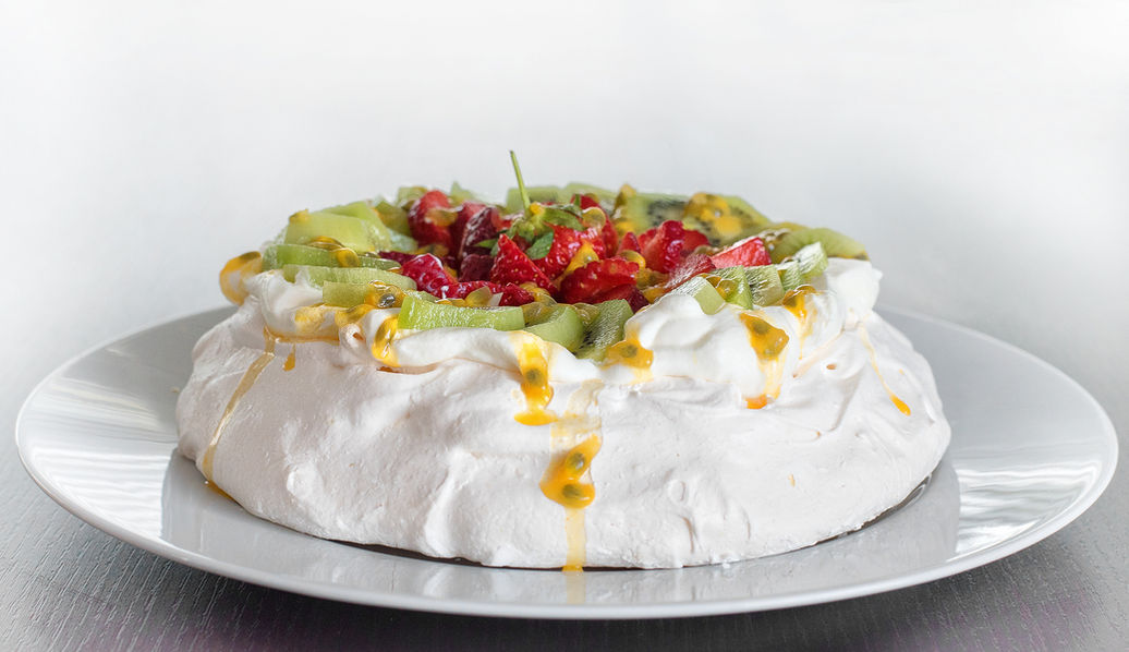 Meringue with a crispy crust and a soft, tender center, topped with whipped cream and fresh berries.
Ingredients: egg whites, sugar, lemon juice, cornstarch, cream, fresh fruit, berries.