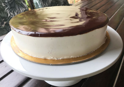 I added blackcurrant confit to the classic recipe. Its tartness perfectly offset the sweetness of the "Bird" cake, giving it a completely different flavor.
Ingredients: Eggs, sugar, butter, wheat flour, baking powder, condensed milk, agar-agar, dark chocolate, blackcurrants, starch.