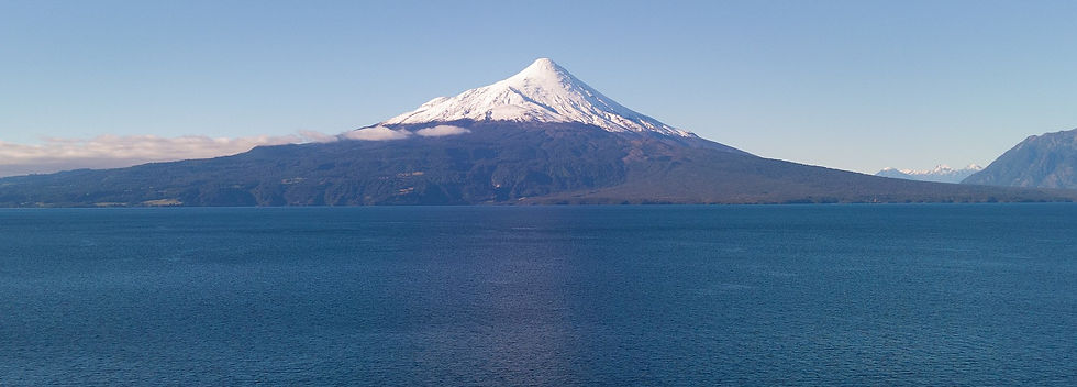 1920px-Volcán_Osorno_y_lago_Llanquihue_desde_el_sector_Los_Riscos_2.jpg