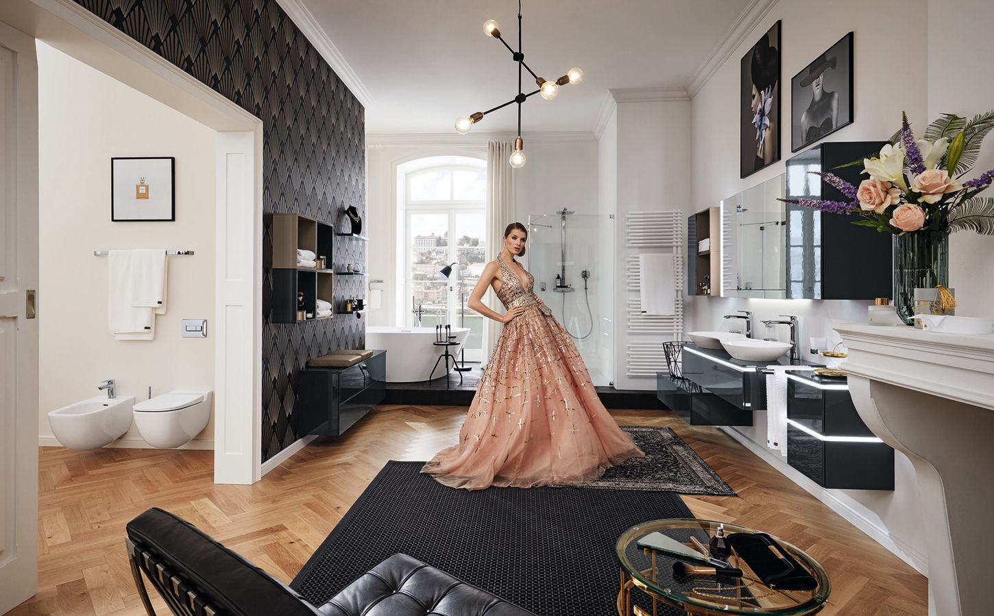 Modell in rosafarbenem Kleid in luxuriösem Badezimmer