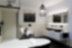 Modernes Badezimmer mit freistehender Badewanne und Doppelwaschbecken