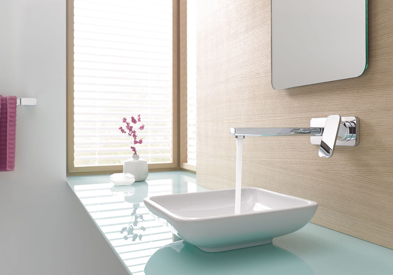 Moderne Chrom-Armatur im Badezimmer