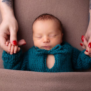 A beautiful photo of a newborn holding their mum’s hands. Professional newborn photography in Manchester and surrounding areas – natural, delicate moments captured.