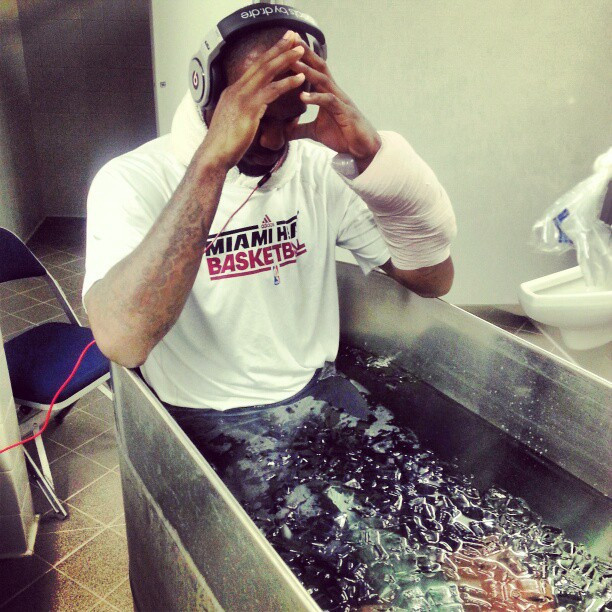 LeBron_vasca_Ghiaccio_NBA_Around_the_Game