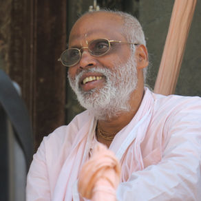 Servindo a Kṛṣṇa em um corpo feminino