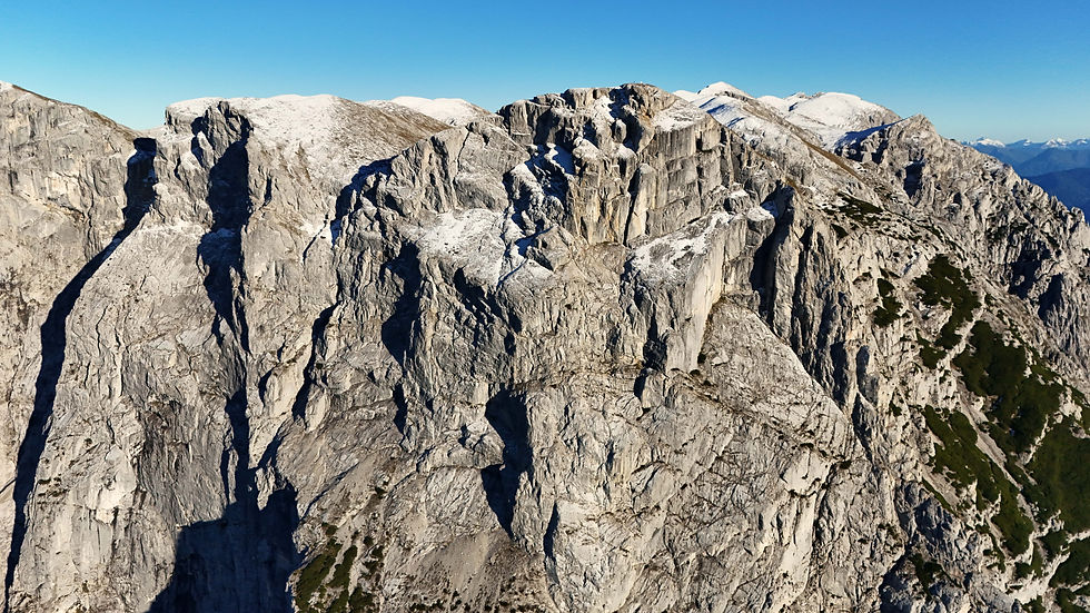 Der obere Teil der mächtigen Westwand des Hochkogels