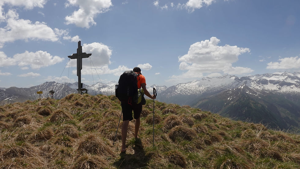 Gipfel mit Aussicht - im Hintergrund der Keeskogel