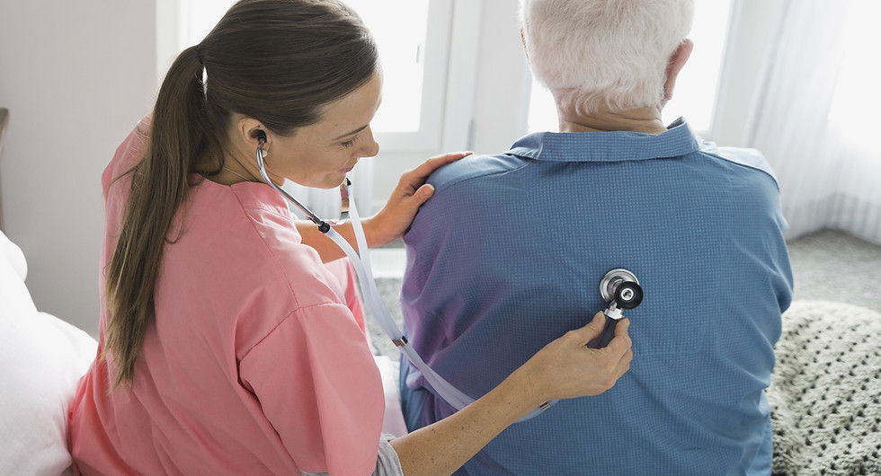 Infermiera che controlla la schiena del paziente