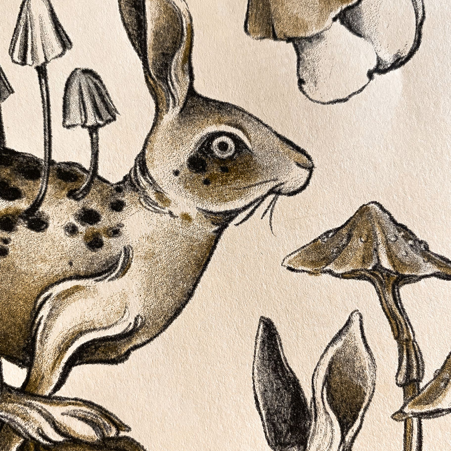 Impresso com desenhos de coelhos e seres místicos híbridos e cogumelos nas cores preta e dourada