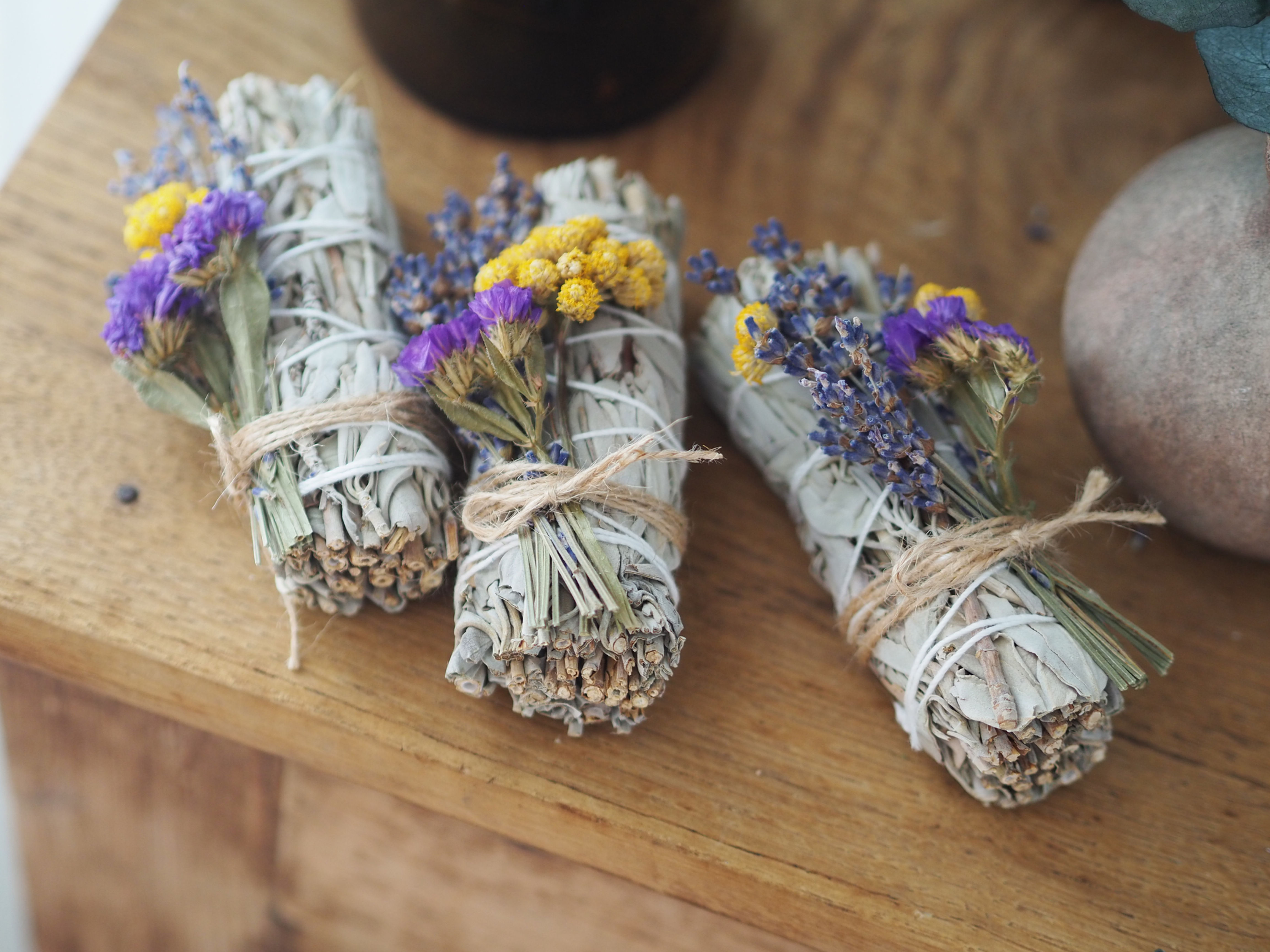Bâton de Sauge blanche et fleurs