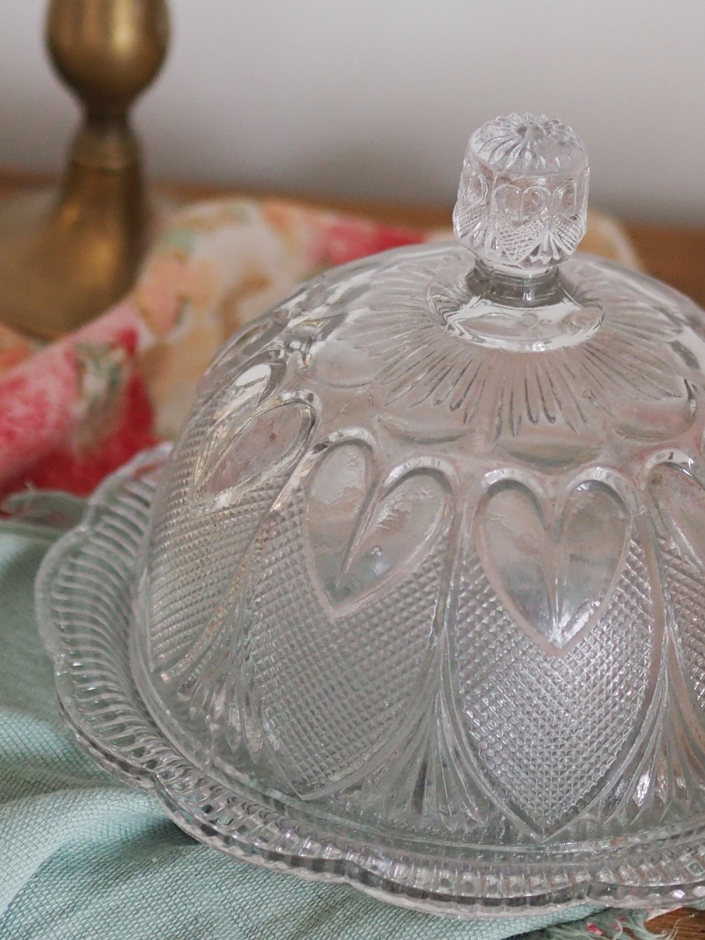 Cloche coeur et plateau en verre ciselé