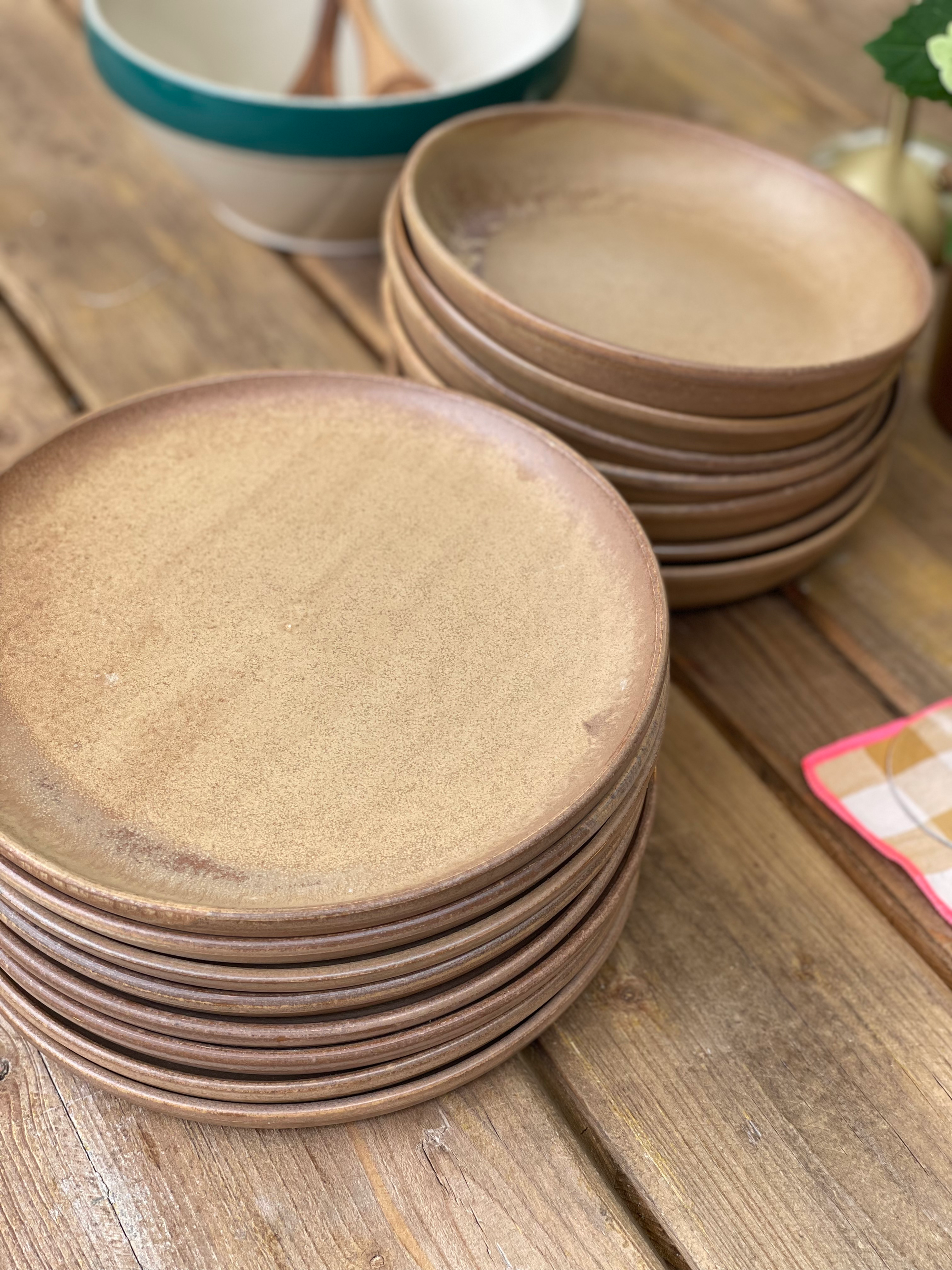 Ensemble d’assiettes en grès