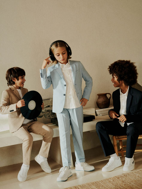 Striking cuts and cool styles that cannot be pigeonholed: that's what HUGO stands for. The house's fashionably progressive brand is made for style individualists and trendsetters.