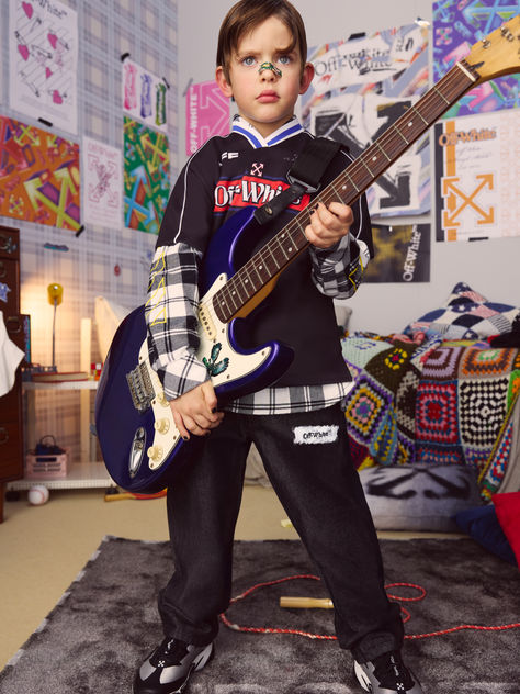 Streetwear meets high fashion. Founded in 2013, Off-White creates new hype every season. Casual, cool and innovative, the kid’s luxury street label relies on eye-catching logo inscriptions, large prints, unusual cuts and sought-after sneaker collaborations.