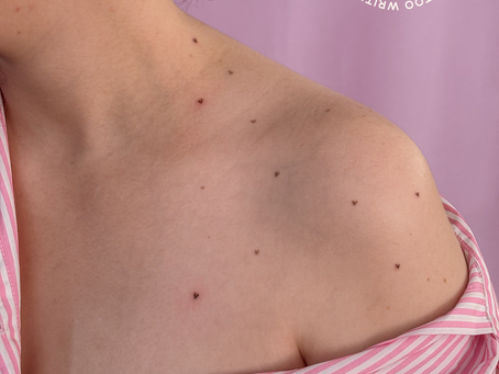 Tatuagens em formato de mini corações espalhados pelo corpo