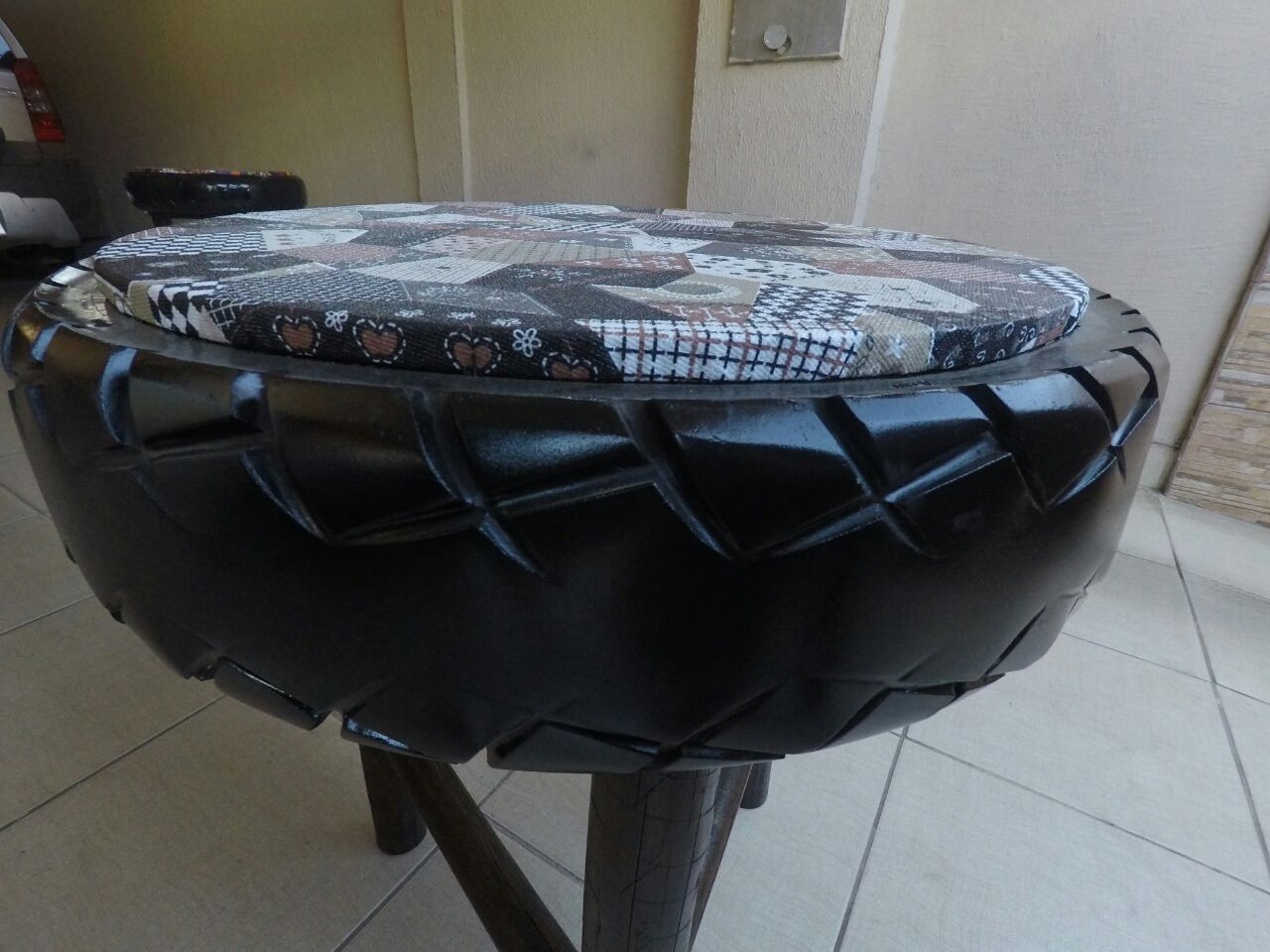 MESA DE PNEU E MADEIRA DE EUCALIPTO