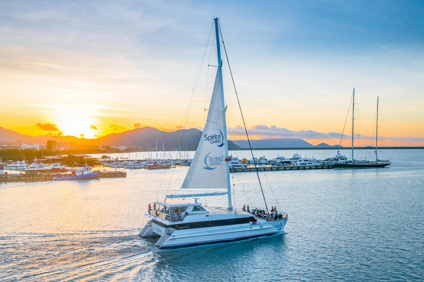 cairns-city-sights-and-dinner-cruise.webp