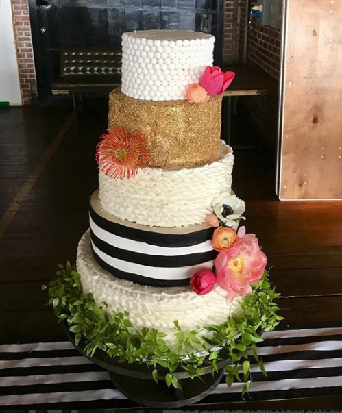 #blackwhitegoldweddingcake