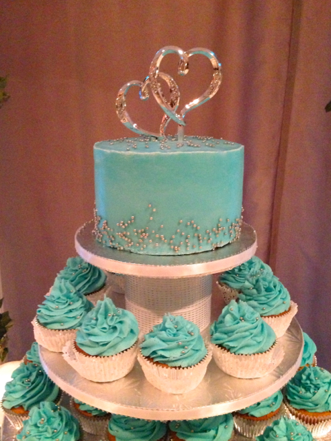 Wedding Cake w Cupcake Tower.png
