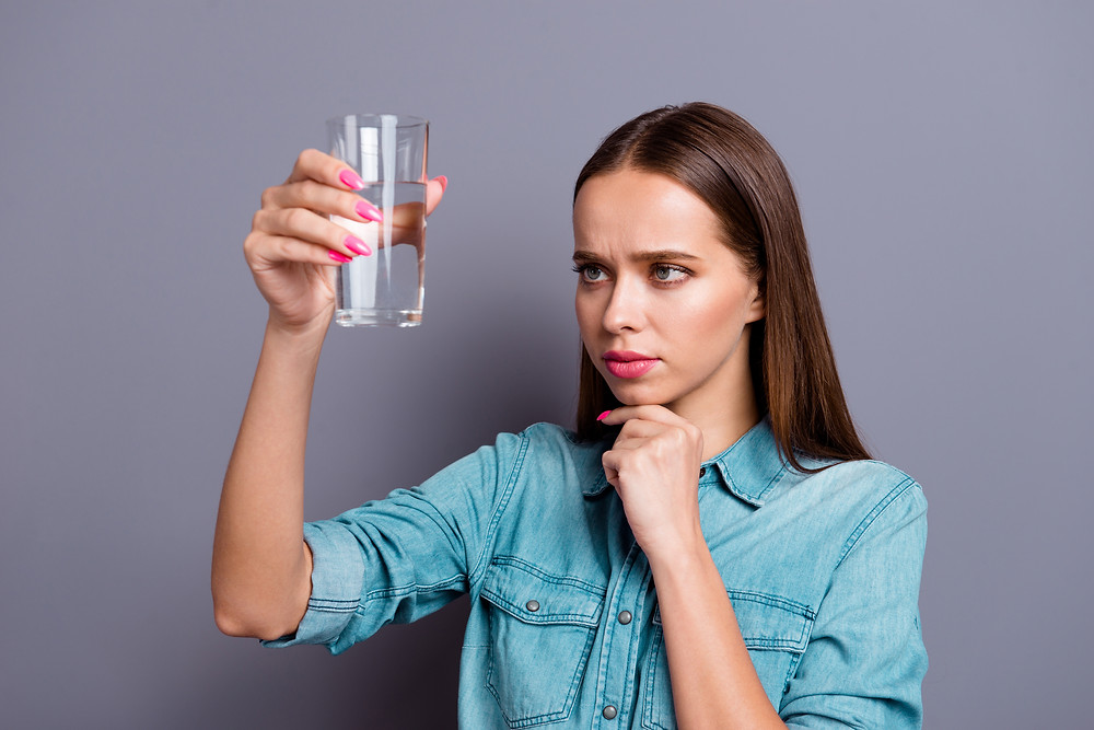Frau überprüft Wasserqualität ihres Wassers