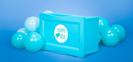 A Happy Box é a pioneira em decoração de festa delivery do Brasil. Chega até a sua casa em uma caixa recheada de itens para decorar a mesa do bolo. Você recebe em casa, monta, comemora, desmonta e retiramos pra você. É só escolher o tema e agendar a entrega. É prática, econômica e surpreendente.