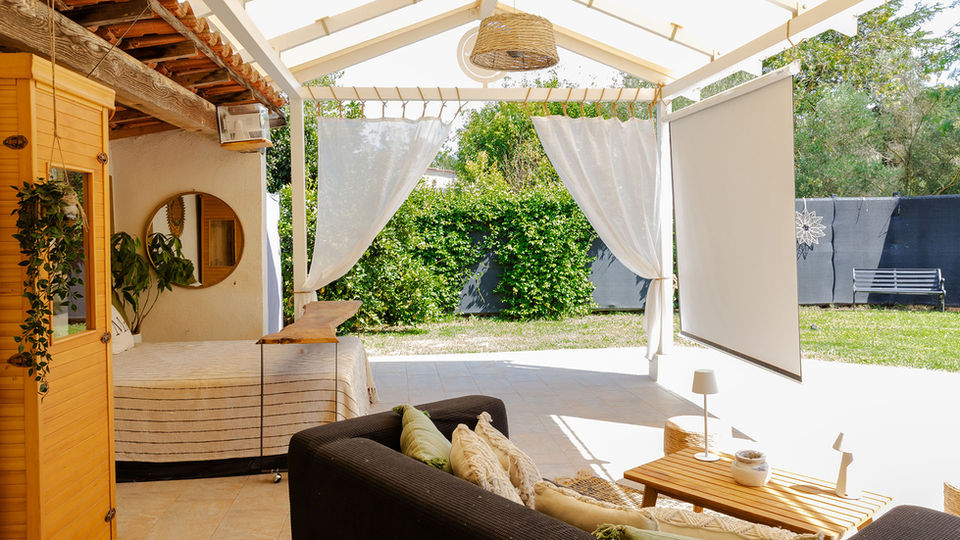 Lit extérieur romantique sous les étoiles