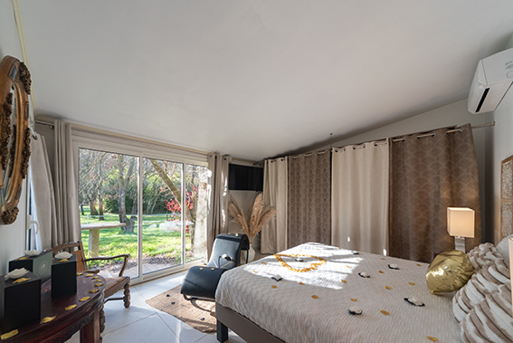 Chambre de la Maison Anayah avec lit confortable et décoration chaleureuse.