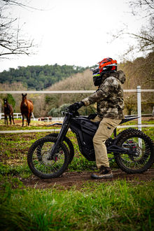 balade à moto cross en bord de riviére en pleine nature