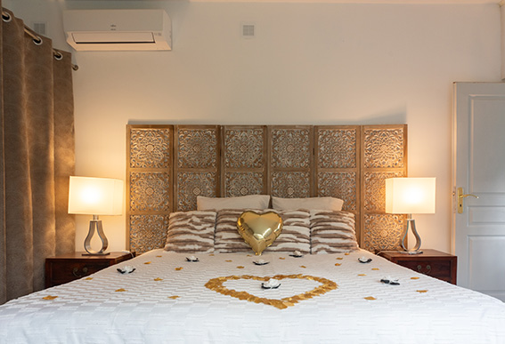 Chambre de la Maison Anayah avec lit confortable et décoration chaleureuse.