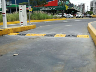 Misión cumplida. Los resaltos reductores de velocidad en Multiplaza por fin serán de alta calidad