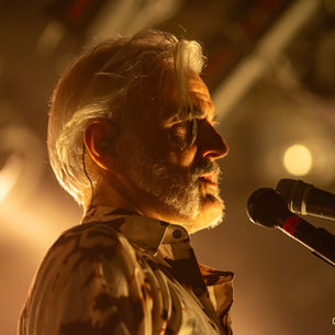 Triggerfinger tijdens een spetterend optreden in Sneek. Spetterend optreden van deze muziekkanten, veel dynamiek energie en ritme. Zwetende artiesten op het podium in Sneek met enthousiast publiek. Pop, metal, folk, Nederlands, Fries, soul, country of hardcore.