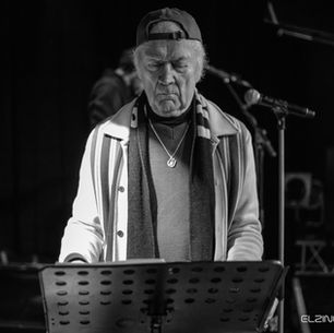 Drukwerk, Harry Slinger tijdens de soundcheck in Sneek voor een concert.  Spetterend optreden van deze muziekkanten, veel dynamiek energie en ritme. Zwetende artiesten op het podium in Sneek met enthousiast publiek. Pop, metal, folk, Nederlands, Fries, country, soul of hardcore.
