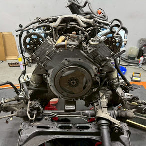 保時捷引擎漏油別只補油就算了！本文用實際案例拆解漏油常見位置、判斷方法、拆裝流程與預防策略，教你用對方式抓漏、修到位，避免反覆滲油與高額二次工資。