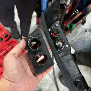 保時捷維修遇到熱水閥與水管座老化，常伴隨冷卻液滲漏、水位下降與暖氣異常。本文以實際案例解析症狀、原因與處理重點。