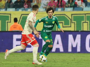 Cuiabá sofre o empate contra o Inter na reta final e segue sem vencer em casa no Brasileirão