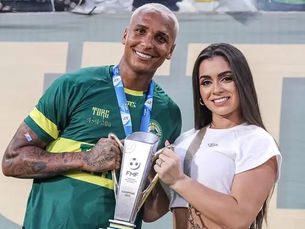 Esposa de Deyverson resolve expor situação de atacante no Cuiabá