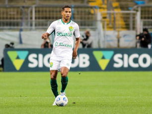 Cuiabá acerta permanência do lateral-direito João Lucas