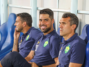 Após vitória contra Flamengo, António Oliveira exalta setor defensivo e cita controle de bola do Cui