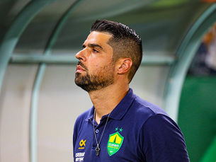 “Nada de bom ia sair dali”, declara António Oliveira sobre Deyverson não conceder entrevista após o