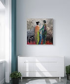 Abstrakte Darstellung von zwei Erwachsenen und einem Kind in leuchtenden Farben vor hellem Hintergrund.