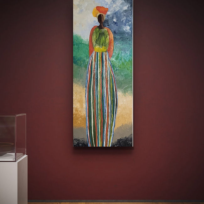 Stilisierte stehende Frauenfigur mit langem bunt gestreiftem Kleid und farbiger Kopfbedeckung.