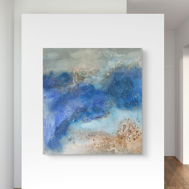 Abstraktes Landschaftsmotiv in Blau, Beige, Weiß und erdigen Tönen mit weicher, strukturierter Oberfläche.