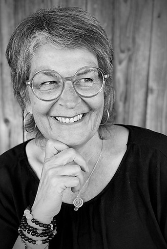 Annamarie Hofstetter Energie Coach mit Hund an deiner Seite