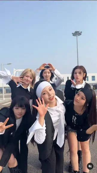 להקת NMIXX בשיר DASH מתוך המיני-אלבום Fe3O4: BREAK (מתוך עמוד האינסטגרם של הלהקה)