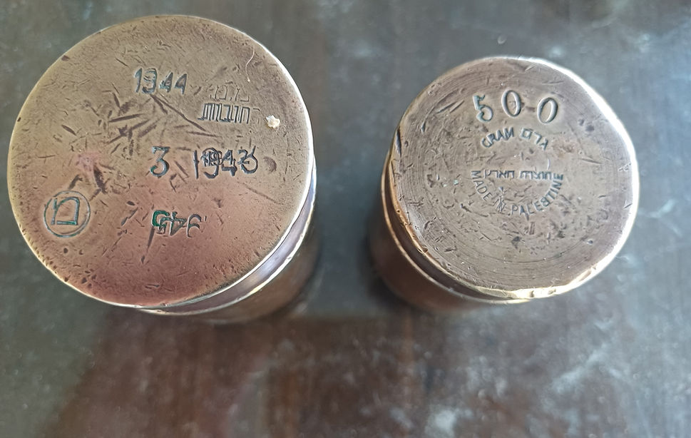 המשקולת של 500 גרם מיוחדת ביותר. גרם בעברית ובאנגלית, תוצרת הארץ ו - made in palestin . המשקולת השמאלית, היא משקולת עותמנית בת 3 אוקיות דרומיות. האות מ, מציינת את הייצרן (מלמד) שבשנת 1936 יסד בת"א בית יציקה. על המשקולת מוטבע מ.מ. רחובות, דהיינו מועצה מקומית רחובות (ב- 1945 רחובות הוכרזה כעיר). מודפסות השנים, 1940, 1942, 1943, 1945, הטבעות של המפקח על המידות והמשקלות שבשווקים.