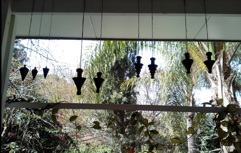 אנכים. אנכי עופרת, בדיל ונחושת.. פריט נדיר מאד. שימש לפני שנים רבות מאד כלי חשוב לבניה אם ע"י מדידת צד הקיר שיהיה ניצב במדויק או מדידה זהה לרצפת החלון ועוד ועוד. את אלו קניתי לשיעורין בעיקר בעיר העתיקה בירושליים בשנות השבעים.