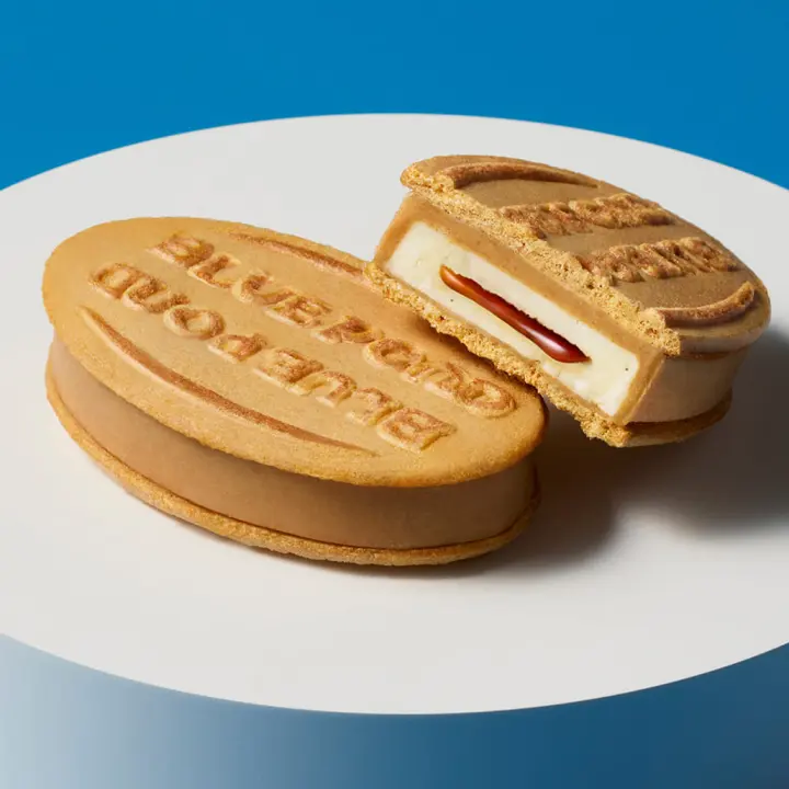 BLUE POND 焦糖牛奶餅乾，切開後白色牛奶內餡夾著焦糖醬