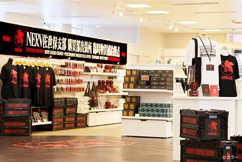 豪斯登堡《新世紀福音戰士》限定商店，貨架陳列 NERV 佐世保支部主題 T 恤與各類周邊。