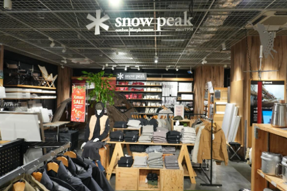 snow peak的衣物販售區有許多品牌衣服
