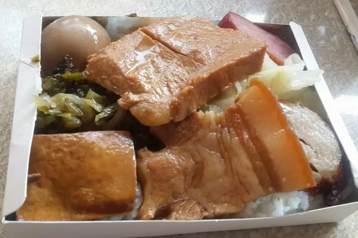  尤記商義福隆便當，包含經典滷五花肉、瘦肉、滷蛋及豆干等豐富配菜